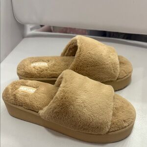 Muk Luks Women's Cozy Brown Slippers size 9-10